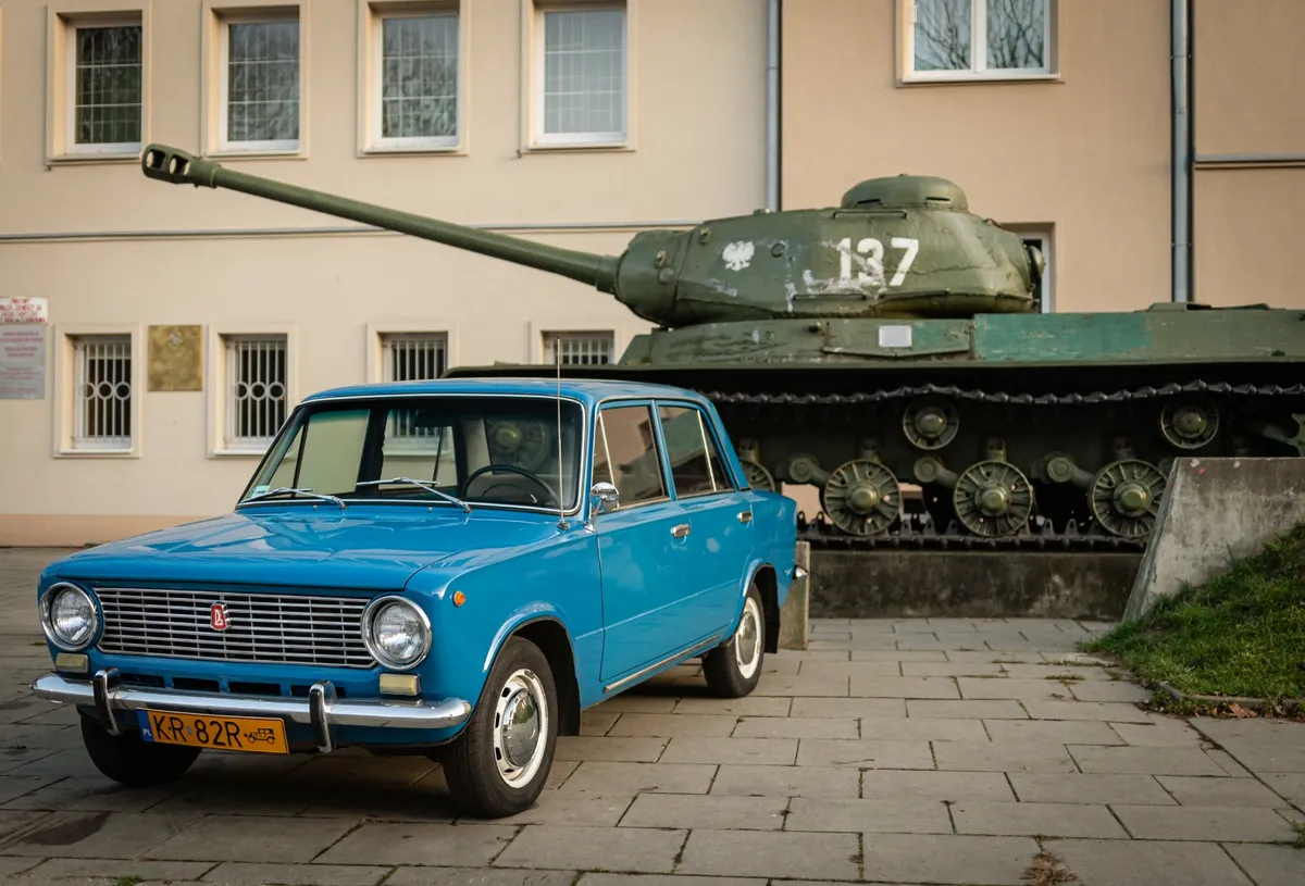 Lada przed czolgiem w Nowej Hucie