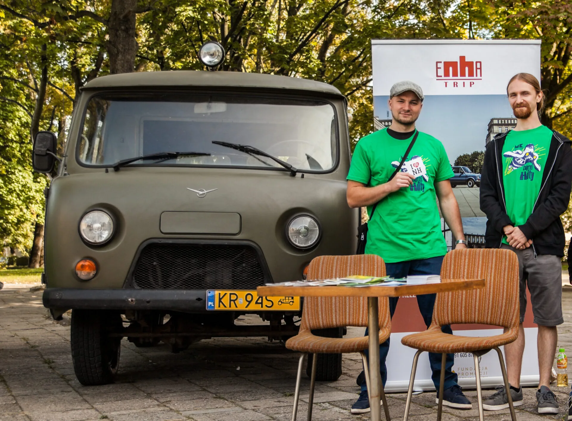 Ekipa eNHa TRIP przy zabytkowym UAZ-ie Buchanka