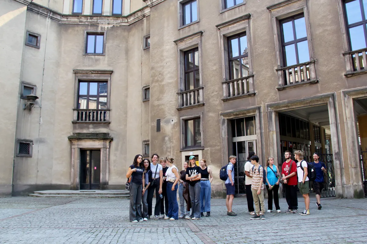 Turyści na dziedzińcu budynku zarządu kombinatu