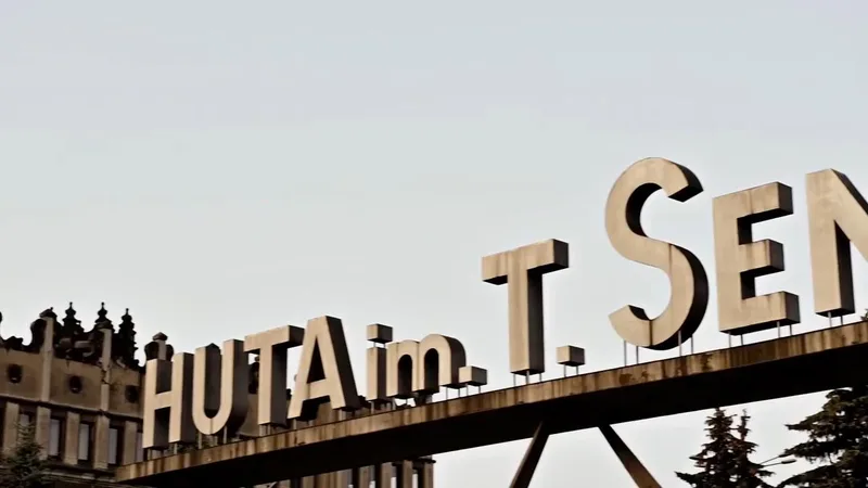 Szyld Huty im. T. Sendzimira — punkt na trasie Kombinat